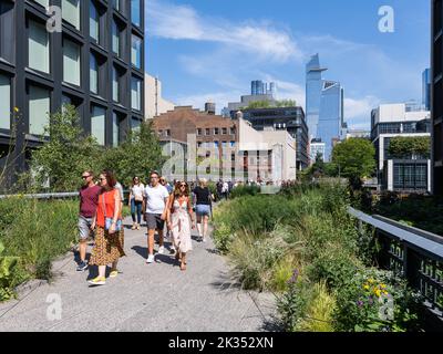 Les gens sur la High Line dans le quartier de Chelsea à Manhattan Banque D'Images