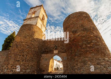 Monsaraz est une attraction touristique dans l'Alentejo, Portugal. Beau village médiéval. Des murs de son château, nous pouvons contempler une incroyable casserole Banque D'Images