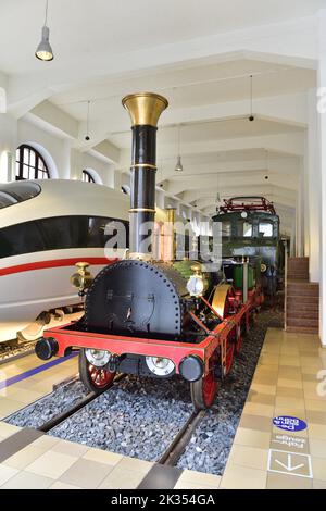 Musée de la Deutsche Bahn à Nuremberg - la GLACE moderne à côté d'une réplique de la première locomotive allemande Adler Banque D'Images