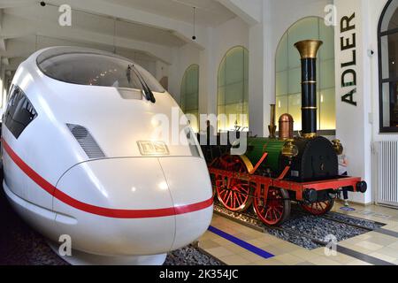 Musée de la Deutsche Bahn à Nuremberg - la GLACE moderne à côté d'une réplique de la première locomotive allemande Adler Banque D'Images