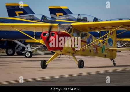 Kent Pietsch, pilote de son cadet Interstate, effectue des acrobaties aérobies lors du salon de l'air Miramar de la Marine corps 2022 au MCAS Miramar, San Diego, Californie, le 24 septembre 2022. Depuis 1973, Pietsch a joué pour des millions de personnes dans plus de 400 spectacles qui l'ont conduit à des lieux de qualité partout aux États-Unis. Le thème du MCAS Miramar Air Show 2022, « les Marines combattent, évoluent et gagneront », reflète les efforts de modernisation en cours du corps des Marines pour se préparer à de futurs conflits. (É.-U. Photo du corps marin par Sgt. Samuel Fletcher) Banque D'Images