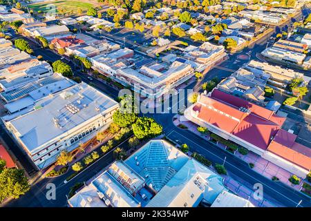 Intersection de rue principale dans la ville de Moree centre-ville de la région agricole rurale de Nouvelle-Galles du Sud, Australie - paysage urbain aérien. Banque D'Images