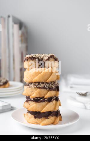 Grande pile de petits gâteaux avec glaçure au chocolat et noix de coco, petits gâteaux de Lamington Banque D'Images