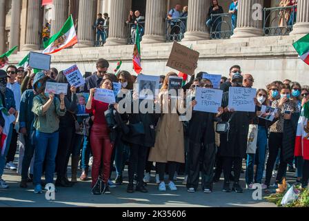 Londres, Royaume-Uni. 24th septembre 2022. Manifestation à Londres au sujet de la mort de Mahsa Amini dans les mains de la police morale iranienne pour avoir mal porté son hijab. Credit: JOHNNY ARMSTEAD/Alamy Live News Banque D'Images