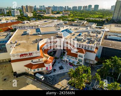 aventura, FL, Etats-Unis - 19 septembre 2022 : photo aérienne des boutiques haut de gamme du centre commercial Aventura Banque D'Images