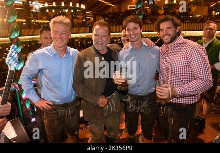 Munich, Allemagne. 24th septembre 2022. Acteur Arnold Schwarzenegger (2nd de gauche) son neveu Patrick Knapp Schwarzenegger,(l) ses fils Patrick Schwarzenegger, (3rd de gauche) et Christopher Schwarzenegger (r) sont sur scène dans la tente du festival Marstall à l'Oktoberfest de Munich. La Wiesn aura lieu de 17 septembre à 3 octobre 2022. Credit: Felix Hörhager/dpa/Alay Live News Banque D'Images