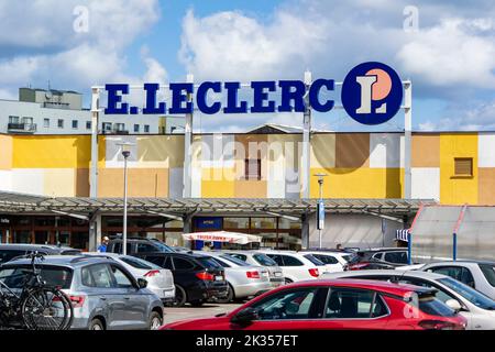 KOLOBRZEG, POLOGNE - 6 AOÛT 2022 : bannière E.Leclerc au centre commercial qui vend des produits électroniques avec parking Banque D'Images