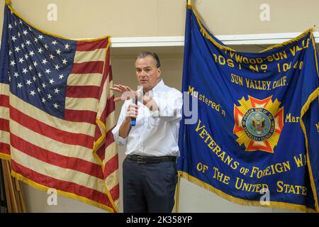 Los Angeles, États-Unis. 24th septembre 2022. Le candidat Mayoral de Los Angeles, Rick Caruso, parle à la mairie avec des membres de la communauté de Sun Valley, Los Angeles. Crédit : SOPA Images Limited/Alamy Live News Banque D'Images