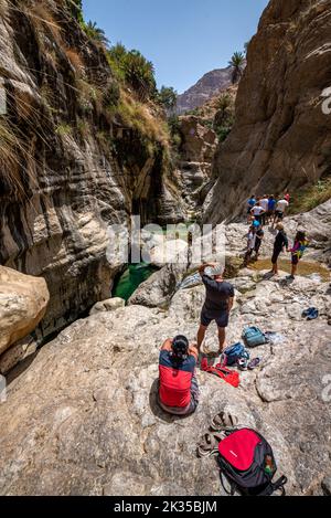 Touristes prêts à monter la gorge de Wadi Tiwi, Oman Banque D'Images