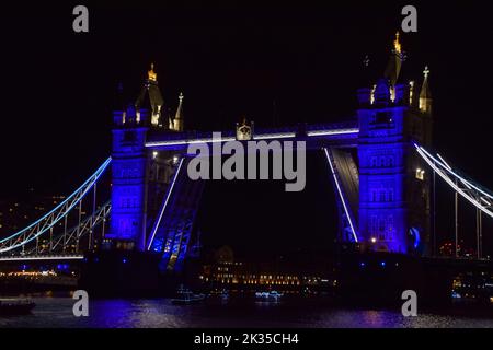 Londres, Royaume-Uni. 24th septembre 2022. 150 navires illuminés, qui font partie de la flottille des réflexions, passent le long de la Tamise à Londres et à travers un pont de la Tour illuminé en hommage à la reine Elizabeth II Credit: Vuk Valcic/Alamy Live News Banque D'Images