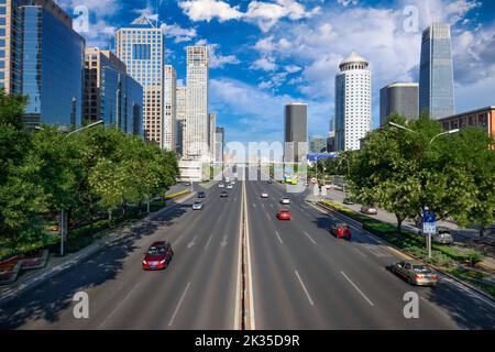 Pékin, quartier d'affaires central en Chine, paysage urbain et autoroute dans l'après-midi. Banque D'Images