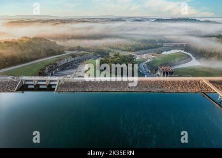 Vue aérienne d'un barrage, d'une centrale électrique avec un lever de soleil brumeux sur le lac Tims Ford au Tennessee Banque D'Images