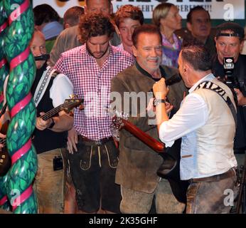 MUNICH, Allemagne. , . Arnold SCHWARZENEGGER, ancien gouverneur de Californie et acteur venu de Los Angeles pour diriger l'Oktoberfestband dans le Marstall Beerhall, ceci en compagnie de ses 2 fils Christopher Schwarzenegger, Patrick Schwarzenegger et partenaire Heather Milligan, Credit: SPP Sport Press photo. /Alamy Live News Banque D'Images