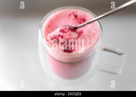 Thermocup en verre à double paroi avec latte de betterave, le latte rose est une alternative à la mode et pertinente au café. Abandon de la caféine en faveur d'un He Banque D'Images