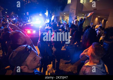 Washington, États-Unis. 24th septembre 2022. Washington, DC - 24 septembre 2022 : les manifestants se lancent à l'extérieur de la section des intérêts de l'ambassade pakistanaise de la République islamique d'Iran. Dans la soirée de 24 septembre 2022, un grand groupe s'est réuni sur la place Farragut à Washington pour protester contre le régime iranien. L'action fait suite à des troubles continus en Iran suite à la mort de Zhina (ou Mahsa) Amini alors qu'elle était sous la garde de la police de moralité pour avoir porté son hijab de manière inappropriée. (Photo de Kyle Anderson/Sipa USA) crédit: SIPA USA/Alay Live News Banque D'Images