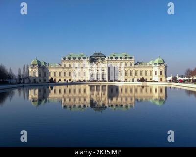 La vue classique du célèbre Palais Schönbrunn avec grand jardin pittoresque Parterre sur une belle journée ensoleillée avec ciel bleu et nuages en été, Vienne, Austri Banque D'Images