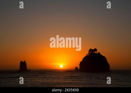 Coucher de soleil sur Little James Island, la Push, Quileute Indian Reservation, Washington Banque D'Images