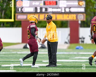 Daytona Beach, Floride, États-Unis. 24th septembre 2022. Bethune Cookman Wildcats place Kicker Dylan Moghaddam (39) est félicité par Bethune Cookman Wildcats entraîneur-chef Terry Sims 1st demi NCAA jeu de football entre les Tigers d'État de Grambling et Bethune Cookman Wildcats au stade de Daytona Beach, en Floride. Roméo T Guzman/Cal Sport Media/Alamy Live News Banque D'Images