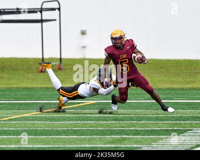 Daytona Beach, Floride, États-Unis. 24th septembre 2022. Bethune Cookman Wildcats en cours de retour Que'shaun Byrd (5) évite un match de football de la moitié NCAA du défenseur des Tigers d'État des Grambling 1st entre les Tigers d'État des Grambling et Bethune Cookman Wildcats au stade Daytona à Daytona Beach, FL. Roméo T Guzman/Cal Sport Media/Alamy Live News Banque D'Images