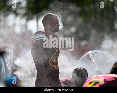 Daytona Beach, Floride, États-Unis. 24th septembre 2022. Bethune Cookman Wildcats punter Benjamin Lennon (49) tente de rester au frais pendant 2nd demi NCAA jeu de football entre Grambling State Tigers et Bethune Cookman Wildcats. Bethune Cookman a battu Grambling 36-19 au stade Daytona Beach, en Floride. Roméo T Guzman/Cal Sport Media/Alamy Live News Banque D'Images