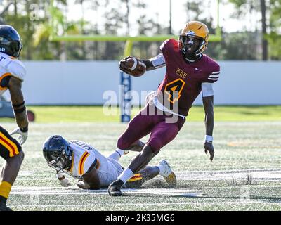 Daytona Beach, Floride, États-Unis. 24th septembre 2022. Bethune Cookman Wildcats Quarterback Jalon Jones (4) s'embrouille avec le ballon pendant 2nd demi NCAA jeu de football entre Grambling State Tigers et Bethune Cookman Wildcats. Bethune Cookman a battu Grambling 36-19 au stade Daytona Beach, en Floride. Roméo T Guzman/Cal Sport Media/Alamy Live News Banque D'Images