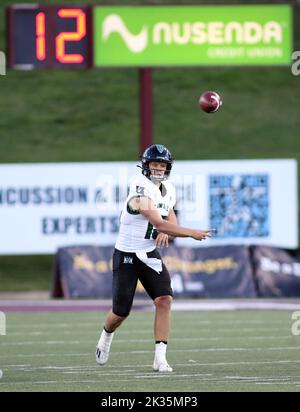 24 septembre 2022 - le quarterback des guerriers arc-en-ciel d'Hawaï Brayden Schager (13) lance une passe lors d'un match entre les Aggies de l'État du Nouveau-Mexique et les guerriers arc-en-ciel d'Hawaï au stade commémoratif de l'Aggie à Las Cruces, NM - Michael Sullivan/CSM Banque D'Images