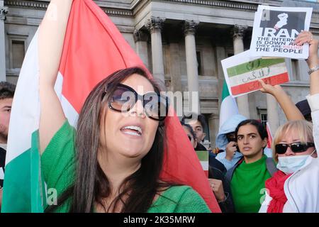 Londres, Royaume-Uni. 24th septembre 2022. Des milliers de manifestants se sont rassemblés sur Trafalgar Square en solidarité avec Mahsa Amini, une femme de 22 ans qui a été détenue pour avoir porté une tenue de rue inappropriée et est décédée après avoir été en contact avec la police de moralité qui a provoqué des manifestations en Iran et dans le monde entier. Crédit : onzième heure Photographie/Alamy Live News Banque D'Images