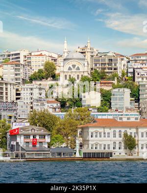 Vue depuis le détroit du Bosphore, dans le quartier de Karakoy, surplombant la mosquée de Cihangir, et les maisons traditionnelles des montagnes du côté européen d'Istanbul, Turquie Banque D'Images