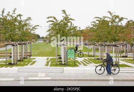 Hambourg, Allemagne. 23rd septembre 2022. Vue sur le futur parc Geschwister Toellke depuis la Frohmestrasse. Le parc situé au-dessus de la couverture de protection contre le bruit de A7 à Schnelsen devrait ouvrir sur 25 septembre 2022. Credit: Georg Wendt/dpa/Alay Live News Banque D'Images