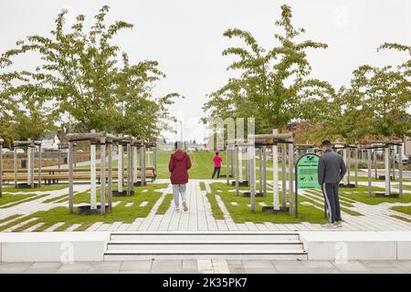 Hambourg, Allemagne. 23rd septembre 2022. Vue sur le futur parc Geschwister Toellke depuis la Frohmestrasse. Le parc situé au-dessus de la couverture de protection contre le bruit de A7 à Schnelsen devrait ouvrir sur 25 septembre 2022. Credit: Georg Wendt/dpa/Alay Live News Banque D'Images