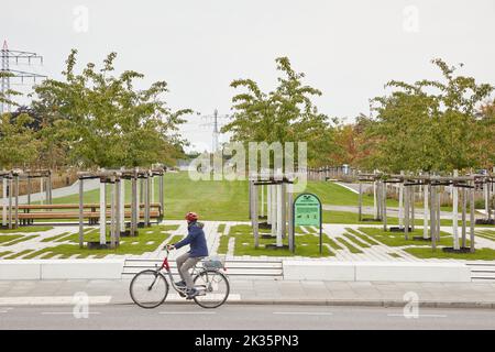 Hambourg, Allemagne. 23rd septembre 2022. Vue sur le futur parc Geschwister Toellke depuis la Frohmestrasse. Le parc situé au-dessus de la couverture de protection contre le bruit de A7 à Schnelsen devrait ouvrir sur 25 septembre 2022. Credit: Georg Wendt/dpa/Alay Live News Banque D'Images