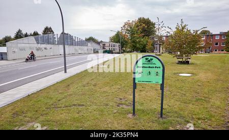 Hambourg, Allemagne. 23rd septembre 2022. Vue sur Heidlohstrasse et le futur parc Buck Dorothea. Le parc situé au-dessus de la couverture de protection contre le bruit de A7 à Schnelsen devrait ouvrir sur 25 septembre 2022. Credit: Georg Wendt/dpa/Alay Live News Banque D'Images