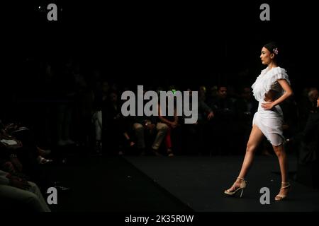 Katmandou, Népal. 24th septembre 2022. Un modèle parcourt la piste portant des collections de créateurs le dernier jour de la semaine de la mode TGIF au Népal au Hyatt Regency à Katmandou. Crédit : SOPA Images Limited/Alamy Live News Banque D'Images