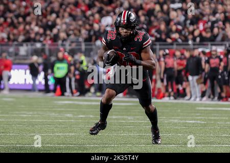 Columbus, Ohio, États-Unis. 24th septembre 2022. Ohio State Buckees en course contre TreVeyon Henderson (32) pendant le match entre les Wisconsin Badgers et les Ohio State Buckees à l'Ohio Stadium, Columbus, Ohio. (Image de crédit : © Scott Stuart/ZUMA Press Wire) Banque D'Images