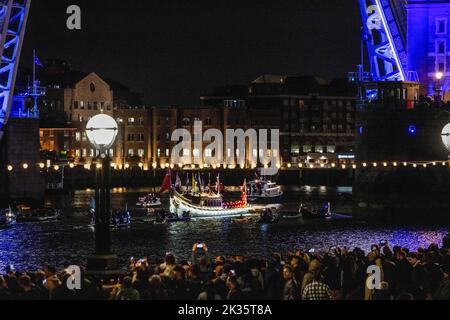 Londres, Royaume-Uni. 24th septembre 2022. Gloriana, la Rowbarge de la Reine, vu en passant par le Tower Bridge pendant la flottille de réflexion. Plus de 150 bateaux, dont Gloriana la Robarge de la Reine, participent à la flottille de réflexion pour la commémoration du Jubilé de la Reine Elizabeth II le long de la Tamise. Crédit : SOPA Images Limited/Alamy Live News Banque D'Images