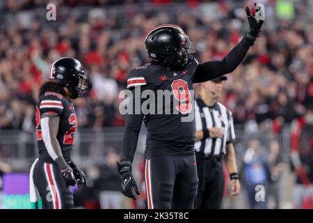 Columbus, Ohio, États-Unis. 24th septembre 2022. Ohio State Buckeyes défensive End Zach Harrison (9) fait entendre du bruit à la foule pendant le match entre les Wisconsin Badgers et les Ohio State Buckeyes à l'Ohio Stadium, Columbus, Ohio. (Image de crédit : © Scott Stuart/ZUMA Press Wire) Banque D'Images