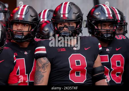 Columbus, Ohio, États-Unis. 24th septembre 2022. Ohio State Buckeyes Tight End Cade Stover (8) se prépare à prendre le terrain avant le match entre les Wisconsin Badgers et les Ohio State Buckeyes à Ohio Stadium, Columbus, Ohio. (Image de crédit : © Scott Stuart/ZUMA Press Wire) Banque D'Images