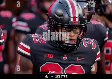 Columbus, Ohio, États-Unis. 24th septembre 2022. Ohio State Buckees en cours de retour TreVeyon Henderson (32) prend le terrain avant le match entre les Wisconsin Badgers et les Ohio State Buckees à Ohio Stadium, Columbus, Ohio. (Image de crédit : © Scott Stuart/ZUMA Press Wire) Banque D'Images