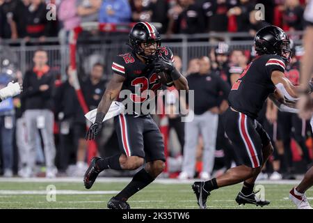 Columbus, Ohio, États-Unis. 24th septembre 2022. Ohio State Buckees en course de retour TreVeyon Henderson (32) porte le ballon pendant le match entre les Wisconsin Badgers et les Ohio State Buckees à Ohio Stadium, Columbus, Ohio. (Image de crédit : © Scott Stuart/ZUMA Press Wire) Banque D'Images