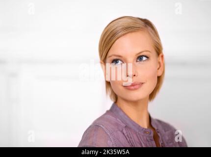 Planifier pour réussir. Gros plan d'une belle jeune femme habillée pour le bureau. Banque D'Images