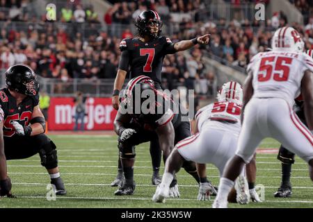 Columbus, Ohio, États-Unis. 24th septembre 2022. Ohio State Buckeyes Quarterback C.J. Stroud (7) souligne la défense pendant le match entre les Badgers du Wisconsin et les Buckees de l'État de l'Ohio au stade de l'Ohio, à Columbus, Ohio. (Image de crédit : © Scott Stuart/ZUMA Press Wire) Banque D'Images