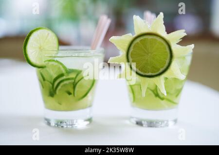 Cet été, restez au frais. Deux boissons dans des verres décorés de concombres. Banque D'Images