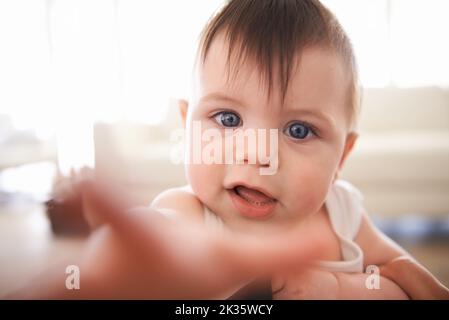 Bébé veut tout toucher... un bébé qui s'en va jusqu'à l'appareil photo. Banque D'Images