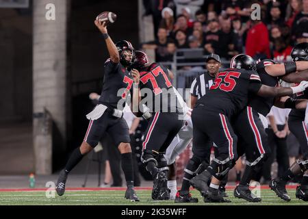 Columbus, Ohio, États-Unis. 24th septembre 2022. Ohio State Buckeyes Quarterback C.J. Stroud (7) passe de la poche pendant le match entre les Badgers du Wisconsin et les Buckees de l'État de l'Ohio au stade de l'Ohio, Columbus, Ohio. (Image de crédit : © Scott Stuart/ZUMA Press Wire) Banque D'Images