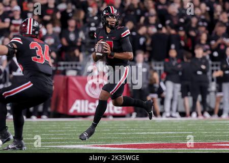 Columbus, Ohio, États-Unis. 24th septembre 2022. Ohio State Buckeyes Quarterback C.J. Stroud (7) se lance pour passer pendant le match entre les Badgers du Wisconsin et les Buckees de l'État de l'Ohio au stade de l'Ohio, Columbus, Ohio. (Image de crédit : © Scott Stuart/ZUMA Press Wire) Banque D'Images