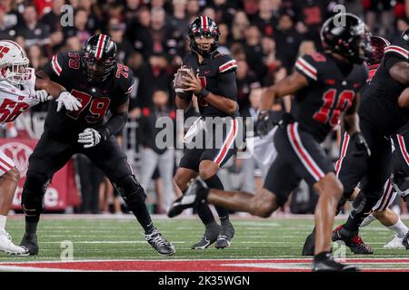 Columbus, Ohio, États-Unis. 24th septembre 2022. Ohio State Buckeyes Quarterback C.J. Stroud (7) recherche un récepteur pendant le match entre les Badgers du Wisconsin et les Buckees de l'État de l'Ohio au stade de l'Ohio, à Columbus, Ohio. (Image de crédit : © Scott Stuart/ZUMA Press Wire) Banque D'Images