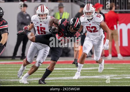 Columbus, Ohio, États-Unis. 24th septembre 2022. Ohio State Buckees en course de retour TreVeyon Henderson (32) porte le ballon pendant le match entre les Wisconsin Badgers et les Ohio State Buckees à Ohio Stadium, Columbus, Ohio. (Image de crédit : © Scott Stuart/ZUMA Press Wire) Banque D'Images