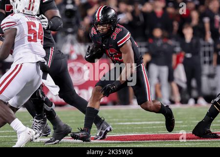 Columbus, Ohio, États-Unis. 24th septembre 2022. Ohio State Buckees en course de retour TreVeyon Henderson (32) porte le ballon pendant le match entre les Wisconsin Badgers et les Ohio State Buckees à Ohio Stadium, Columbus, Ohio. (Image de crédit : © Scott Stuart/ZUMA Press Wire) Banque D'Images