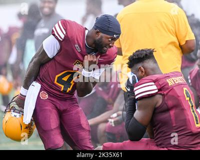 Daytona Beach, Floride, États-Unis. 24th septembre 2022. Bethune Cookman Wildcats Quarterback Jalon Jones (4) discute avec Bethune Cookman Wildcats Tight End Kemari Averett (1) pendant 1st demi-match de NCAA entre les Tigers d'État de Grambling et les Wildcats de Bethune Cookman au stade Daytona à Daytona Beach, FL. Roméo T Guzman/Cal Sport Media/Alamy Live News Banque D'Images