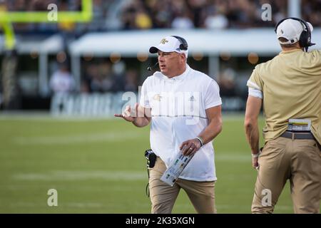 24 septembre 2022: L'entraîneur chef des Jackets jaunes techniques de Géorgie Geoff Collins signale à son équipe pendant le match de football de la NCAA entre les Jackets jaunes techniques de Géorgie et les chevaliers de l'Université du centre de la Floride au stade hypothécaire de la FBC Orlando, FL. Jonathan Huff/CSM. Banque D'Images